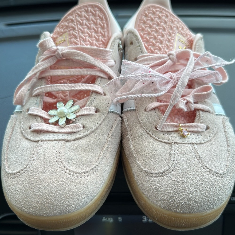 Gazelle Adidas Pink Suede Back to School Sneakers like new